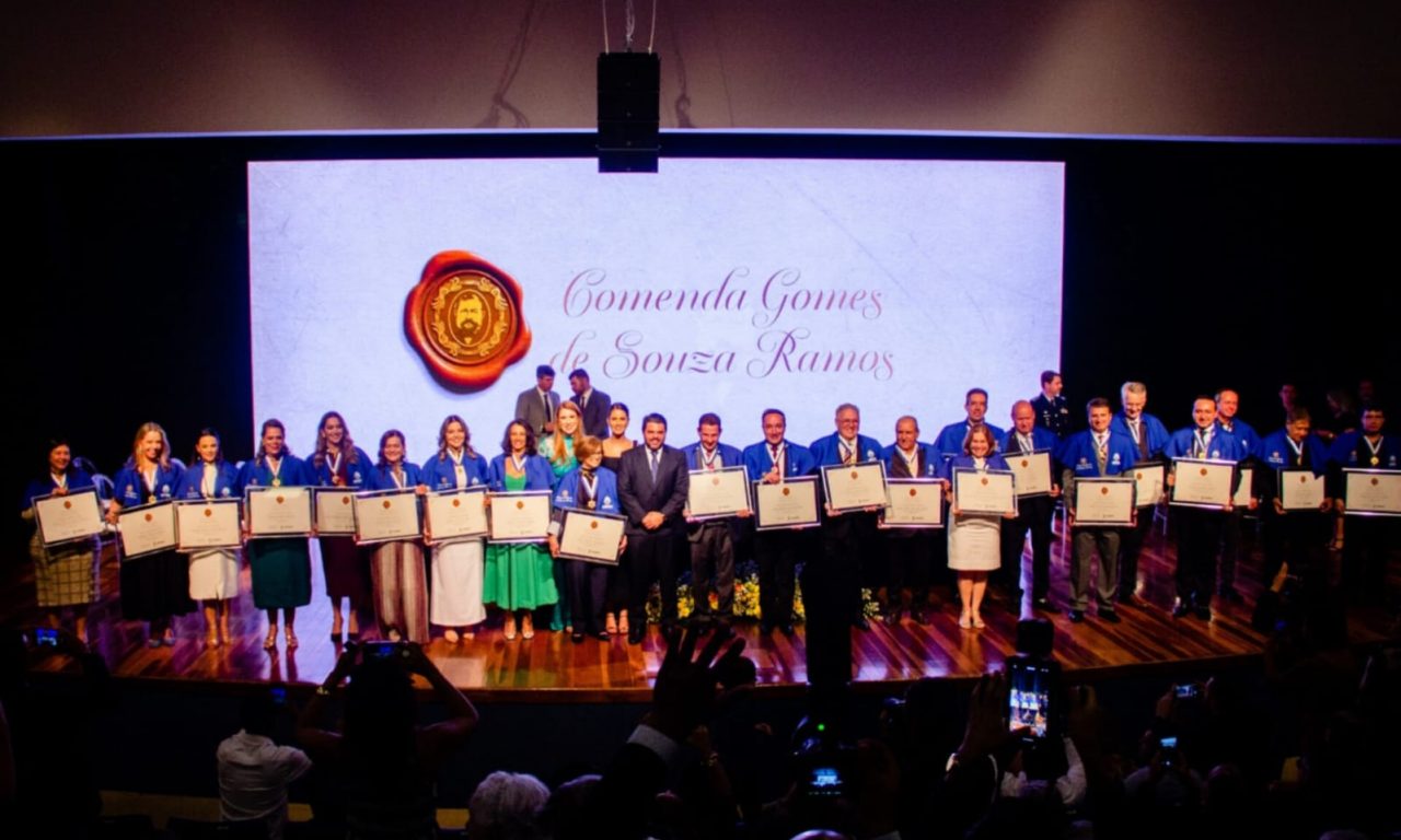 Homenageados com a Comenda Gomes de Souza Ramos, maior honraria da cidade de Anápolis. (Foto: Divulgação)