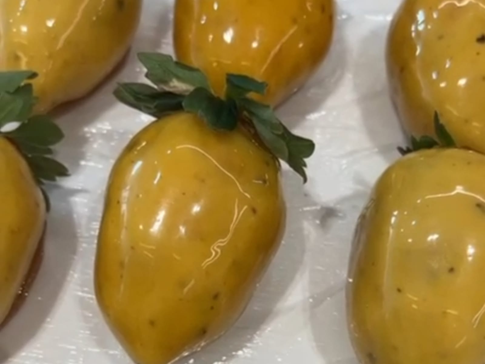 Morango do amor inaugura “segunda Páscoa do ano” e confeiteiras de Anápolis surgem até com “filhos” do doce