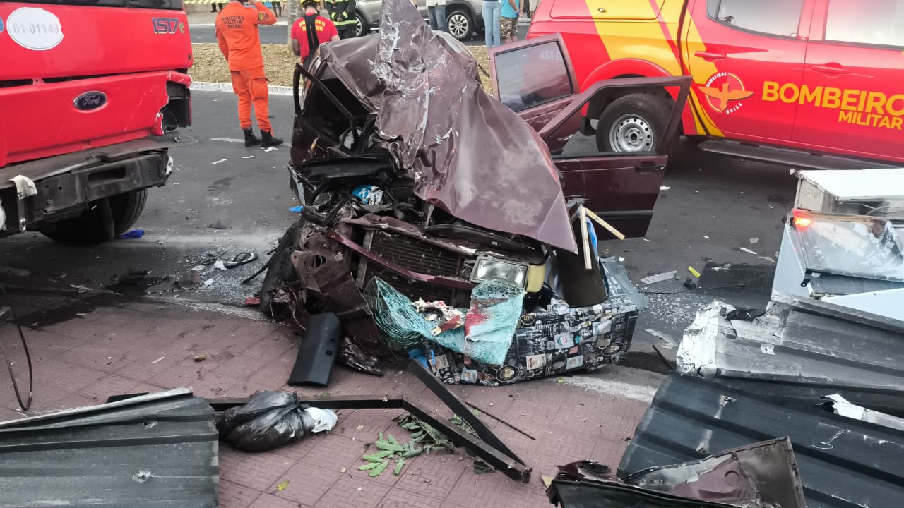 Fiat Uno ficou destruído após a colisão.
