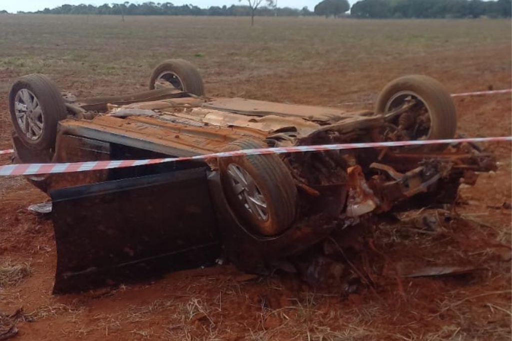 Policial civil e estagiária ficaram feridos em acidente após viatura capotar na GO-330