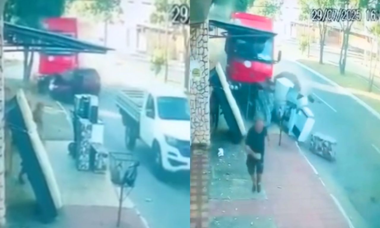 Câmera registrou momento em que caminhão é atingido e homem foge correndo.