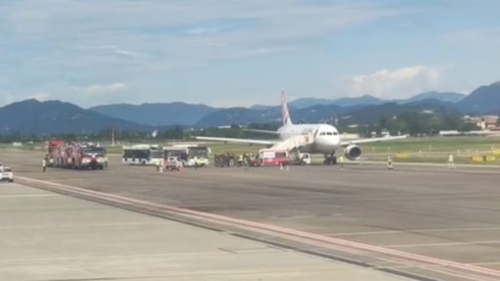 Homem foi sugado por turbina de avião na Itália.