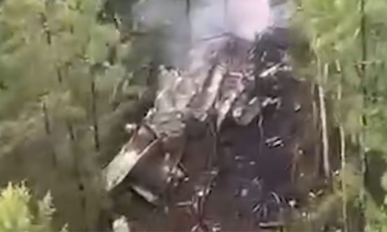 Avião caiu em região de mata. (Foto: Captura de Tela/Youtube/The Sun)
