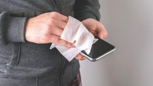 A forma correta de limpar a tela do celular para evitar que estrague