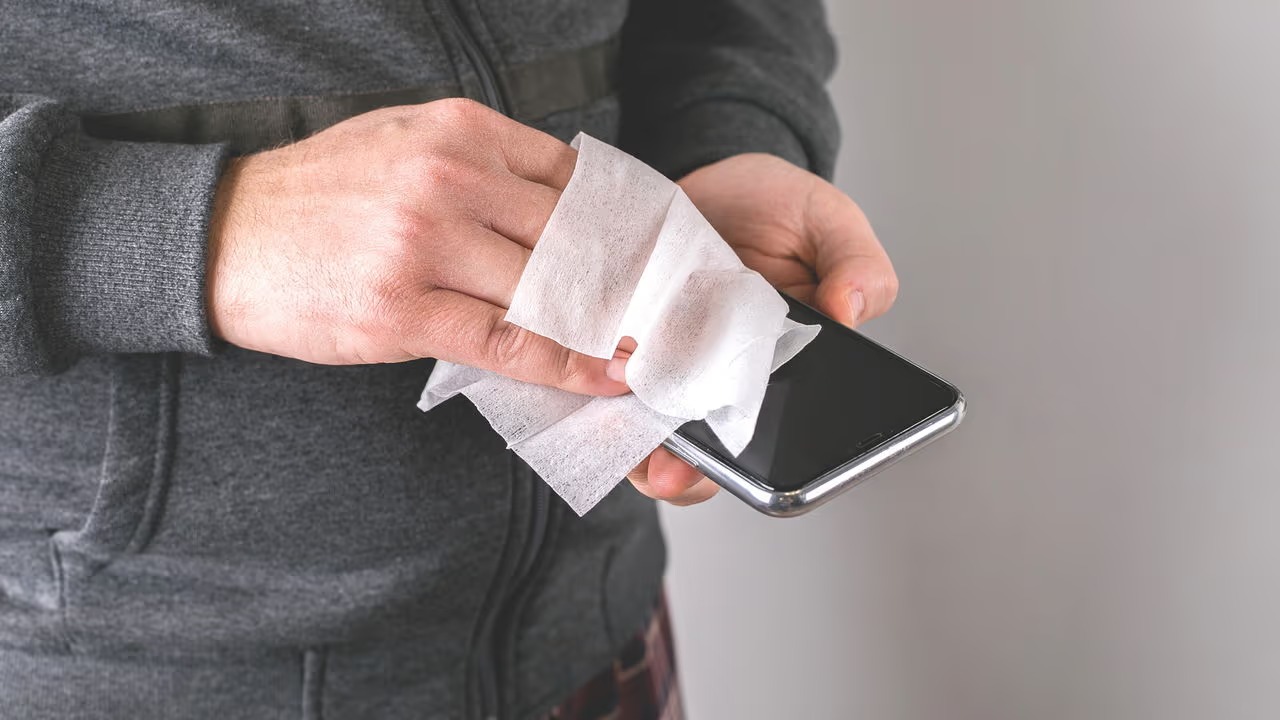 A forma correta de limpar a tela do celular para evitar que estrague
