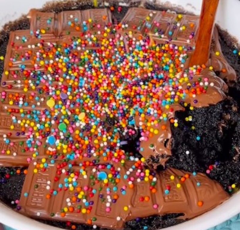 Não vai farinha, nem ovo: receita de bolo mais fácil do mundo