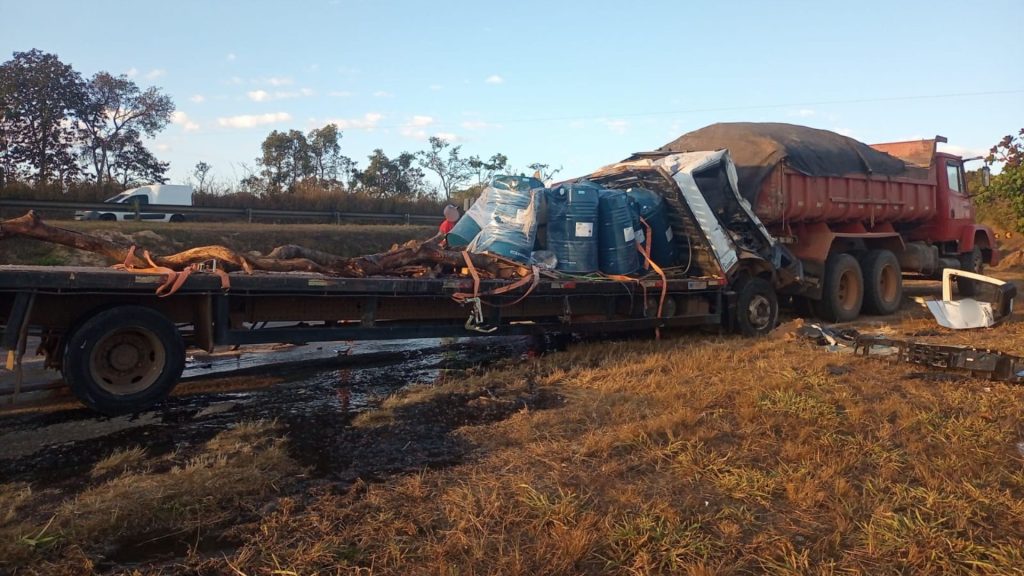 Colisão entre caminhões deixou duas pessoas feridas.