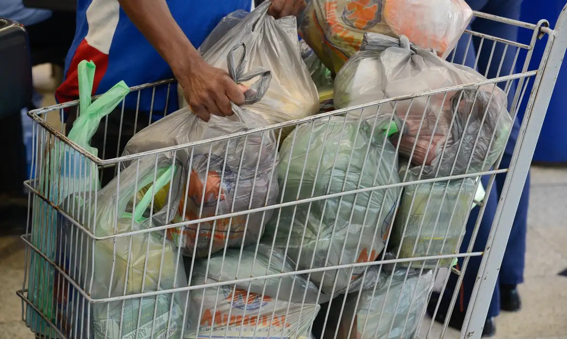 Anvisa enquadra mais quatro marcas e determina a retirada imediata de produtos do supermercado
