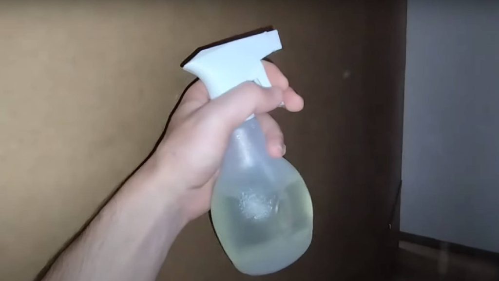 Truque para acabar com o cheiro de mofo no guarda-roupa