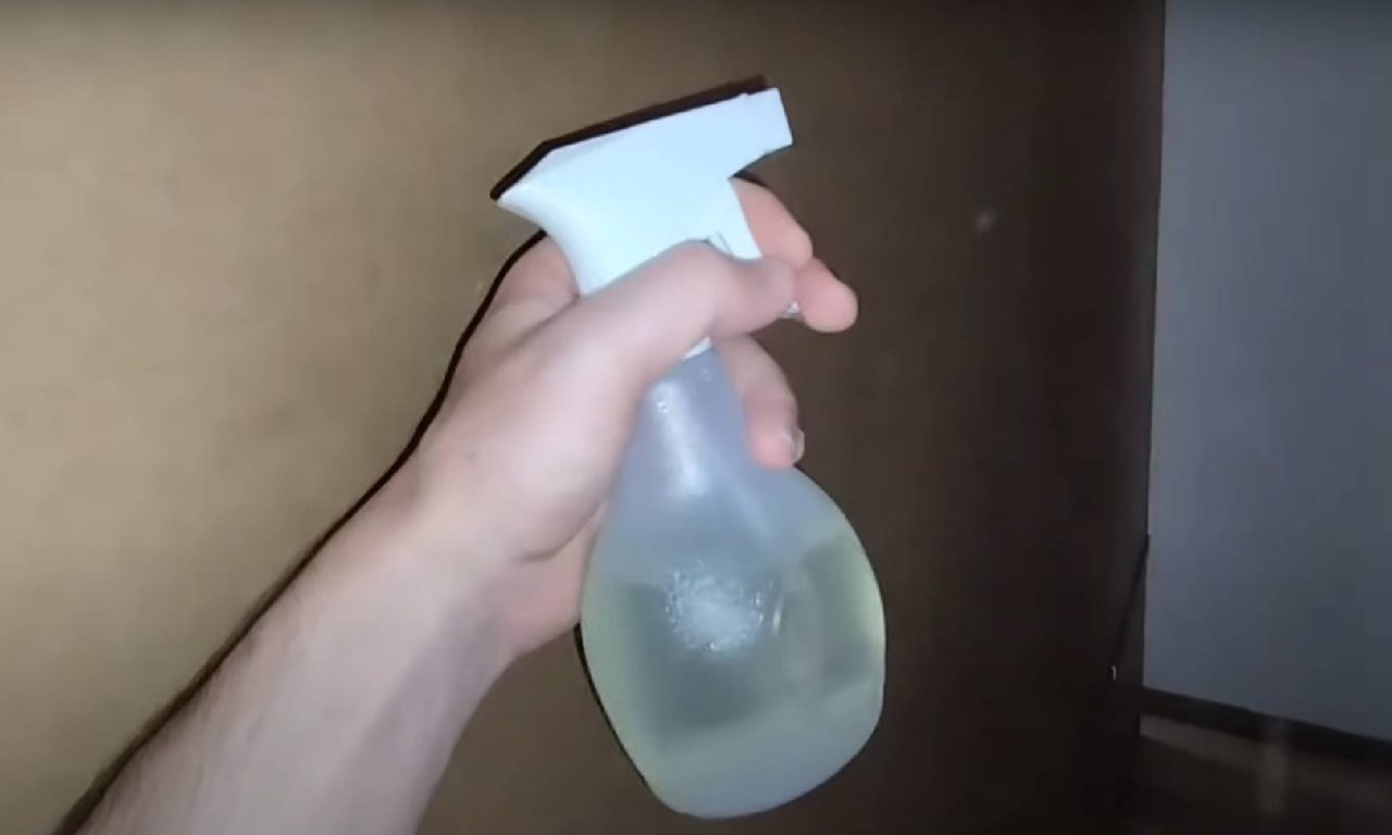 Truque para acabar com o cheiro de mofo no guarda-roupa