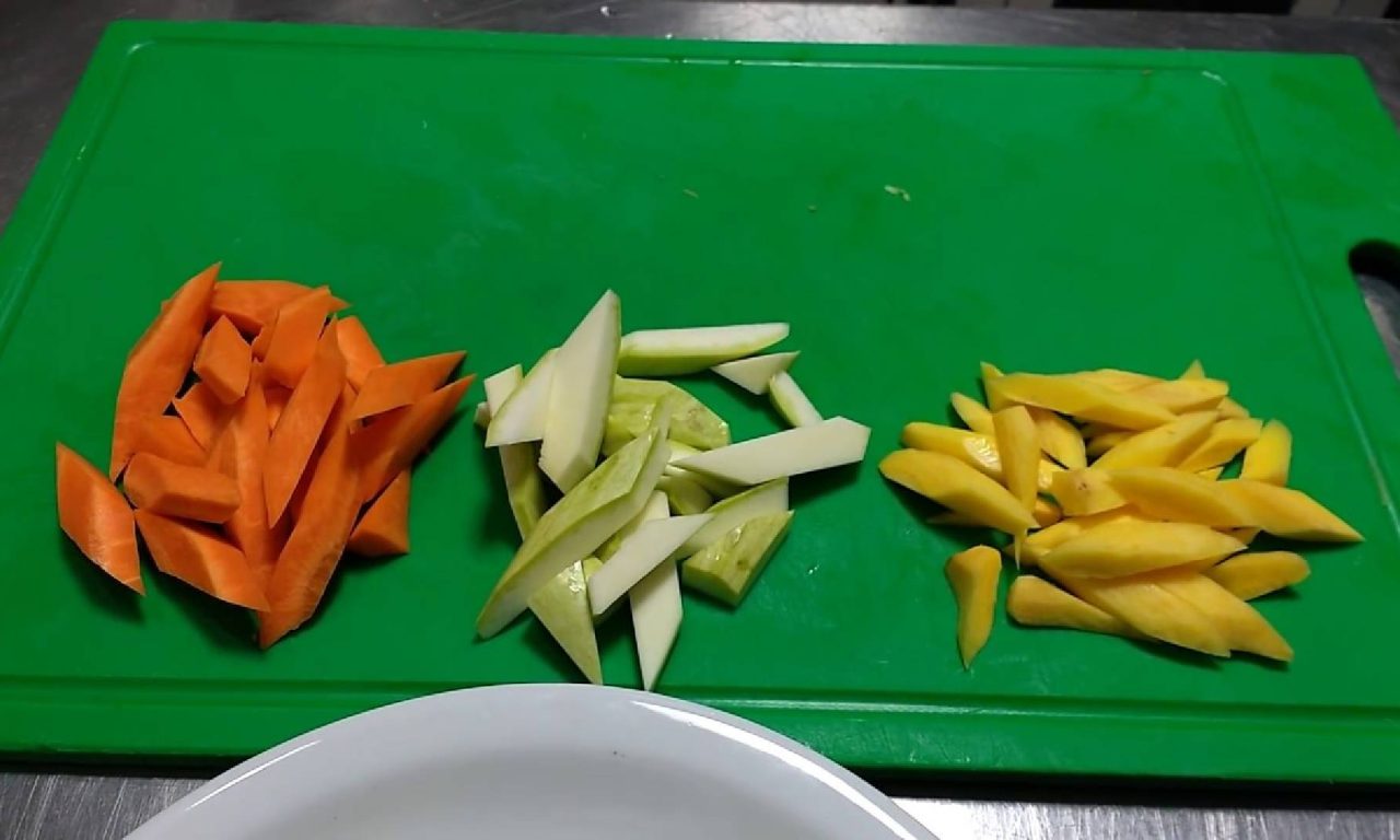 Você está cortando legumes do jeito errado: o truque que facilita a cozinha