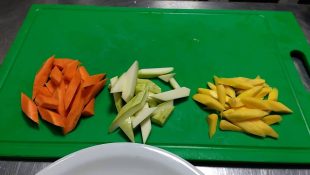 Você está cortando legumes do jeito errado: o truque que facilita a cozinha