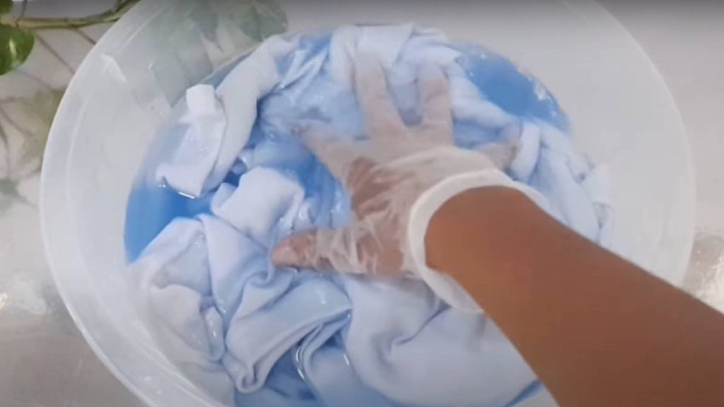 Truque das avós para acabar com o amarelado e deixar as roupas branquinhas como novas