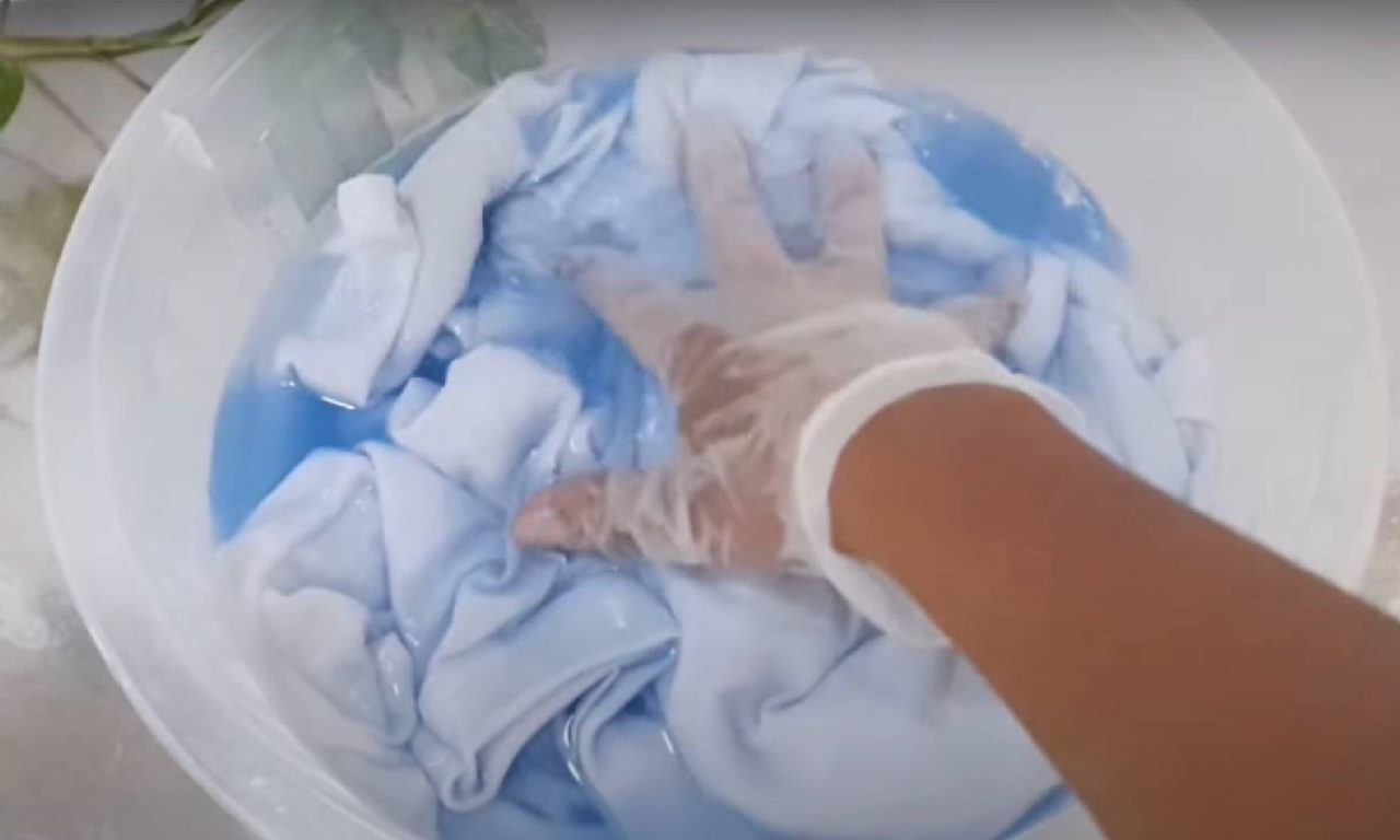 Truque das avós para acabar com o amarelado e deixar as roupas branquinhas como novas