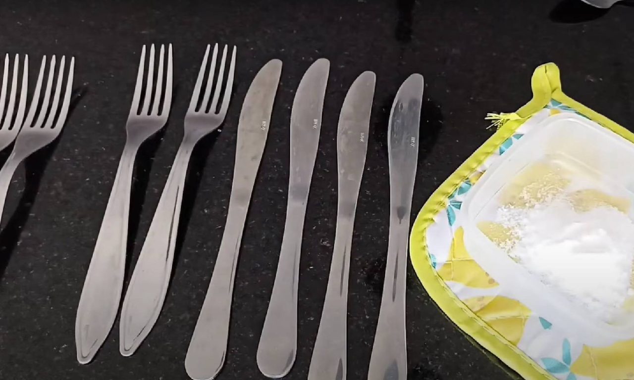 Truque das donas de casa experientes para deixar os talheres brilhando