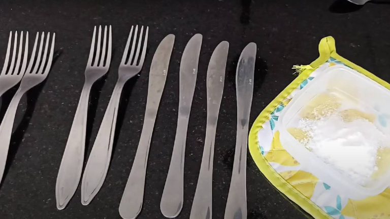 Truque das donas de casa experientes para deixar os talheres brilhando