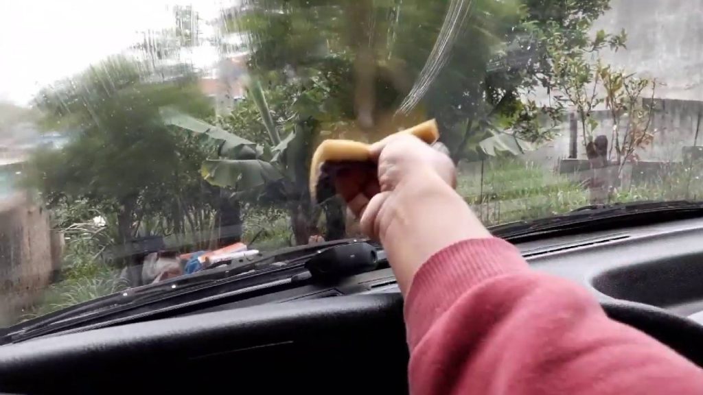 Truques simples para desembaçar os vidros do carro