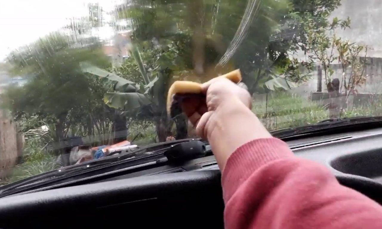 Truques simples para desembaçar os vidros do carro