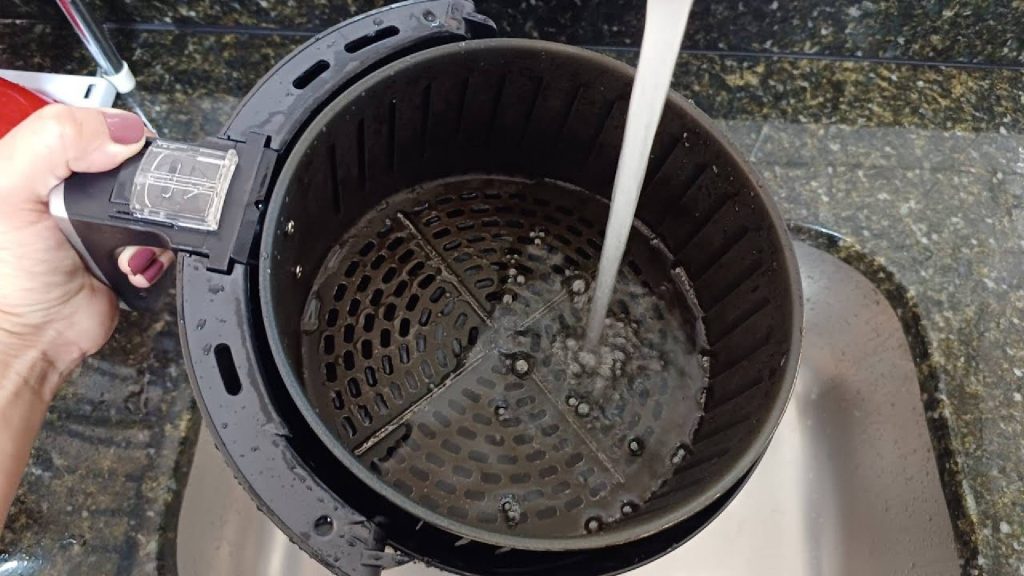 6 erros comuns ao lavar a Air Fryer que você precisa evitar