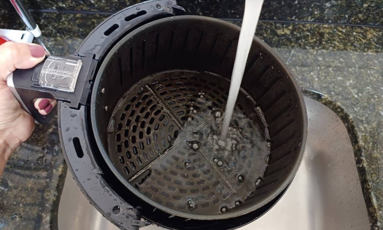 6 erros comuns ao lavar a Air Fryer que você precisa evitar