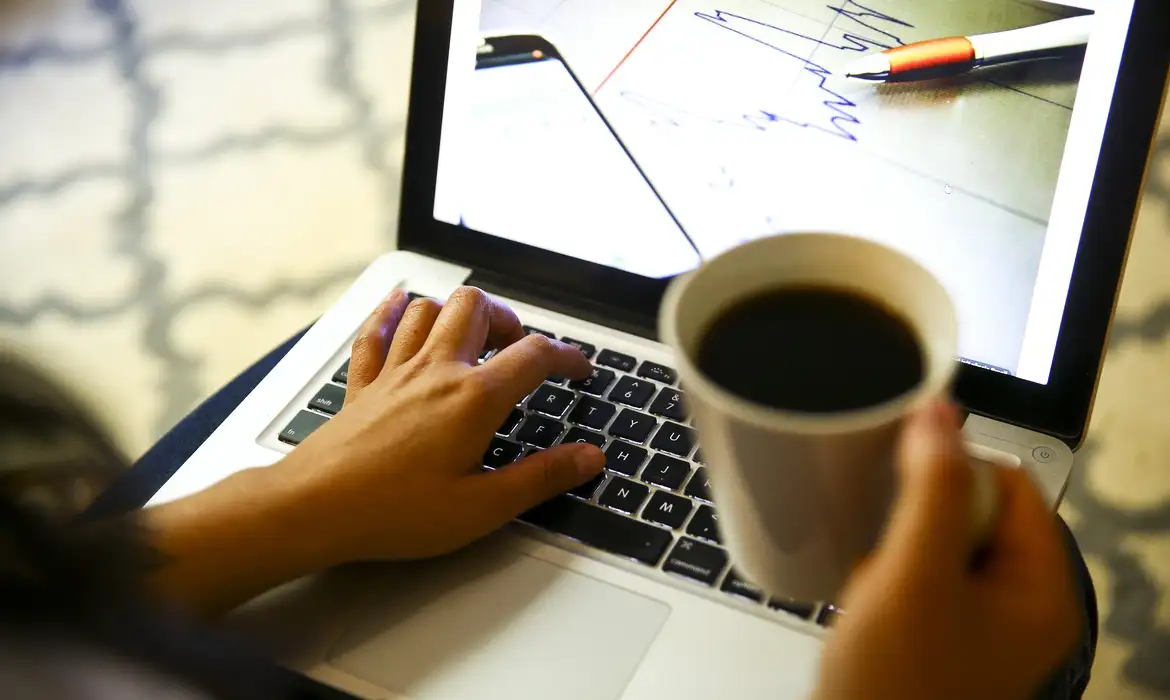 Inscrições abertas para especializações gratuitas e à distância