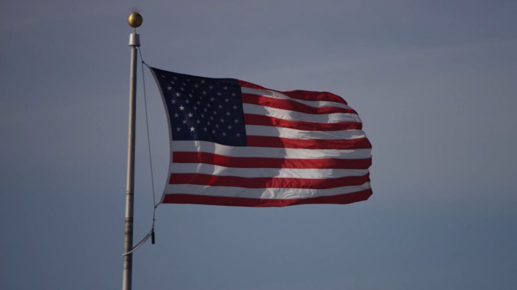 Bandeira dos Estados Unidos. (Foto: Captura via Youtube/Akela)