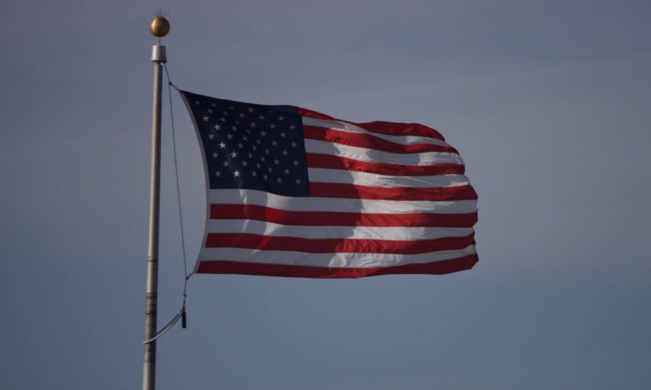 Bandeira dos Estados Unidos. (Foto: Captura via Youtube/Akela)