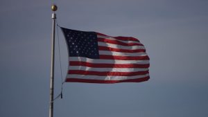 Bandeira dos Estados Unidos. (Foto: Captura via Youtube/Akela)