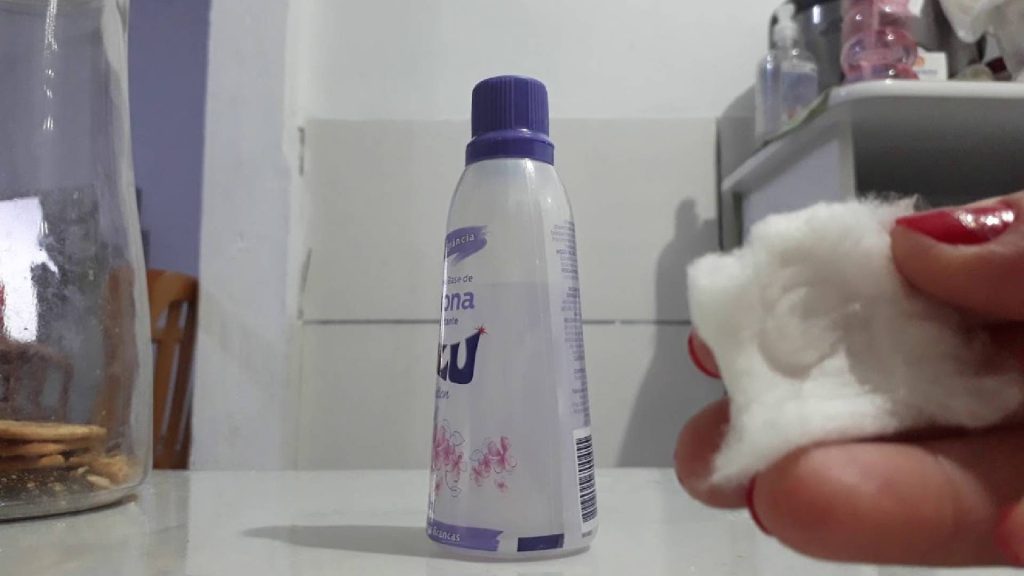 Muito além de tirar esmalte: descubra outras funcionalidades da acetona