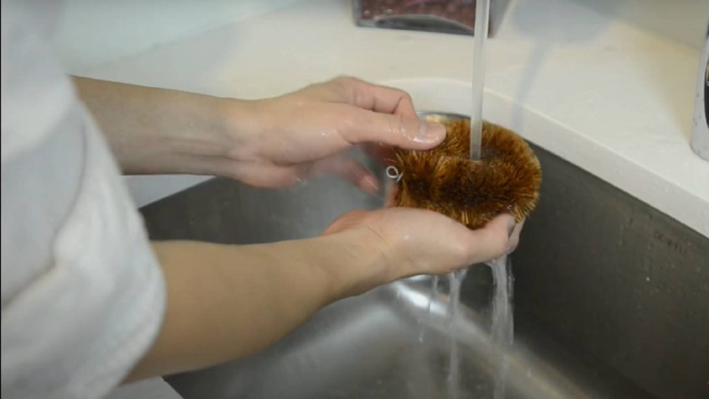 Truque japonês para gastar menos água na hora de lavar louça