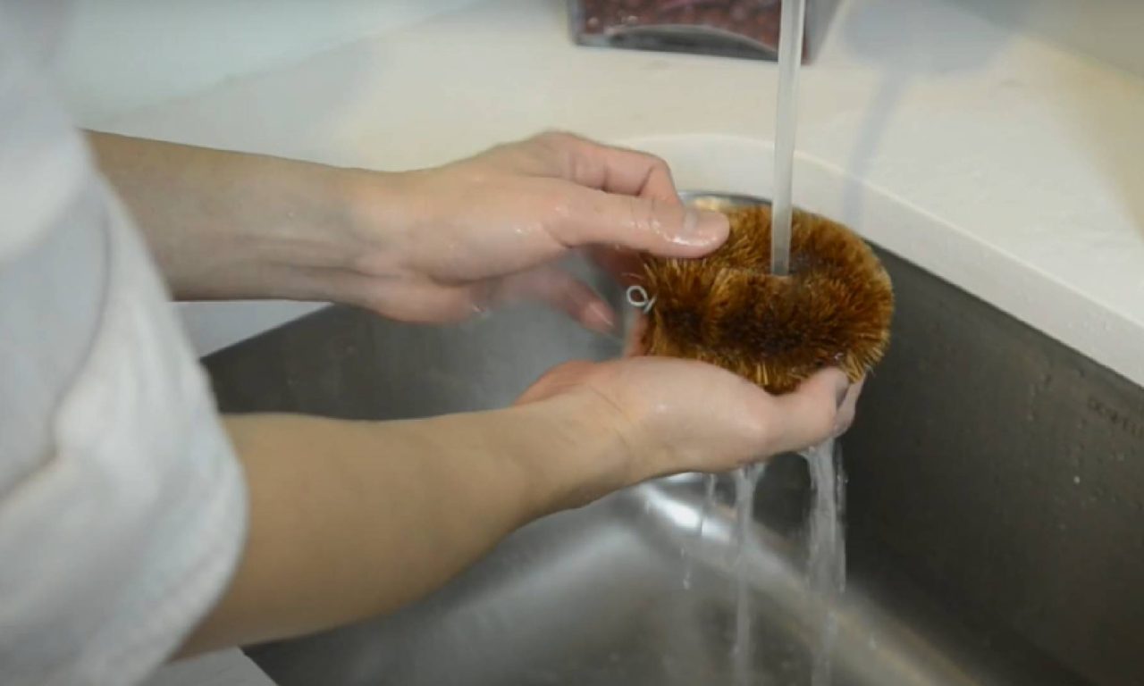 Truque japonês para gastar menos água na hora de lavar louça