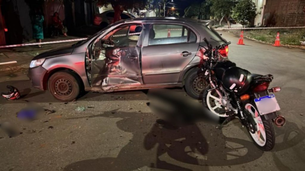 Motocicleta colidiu com a porta do motorista em cruzamento de Goiânia.