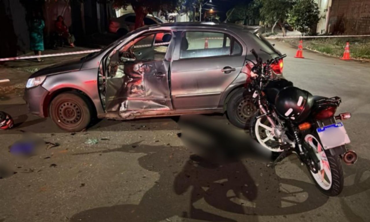 Motocicleta colidiu com a porta do motorista em cruzamento de Goiânia.