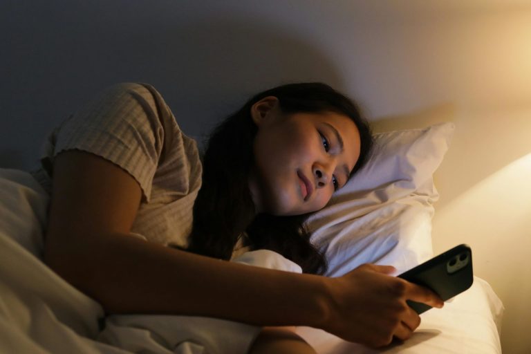 6 hábitos noturnos de pessoas verdadeiramente felizes, segundo a psicologia