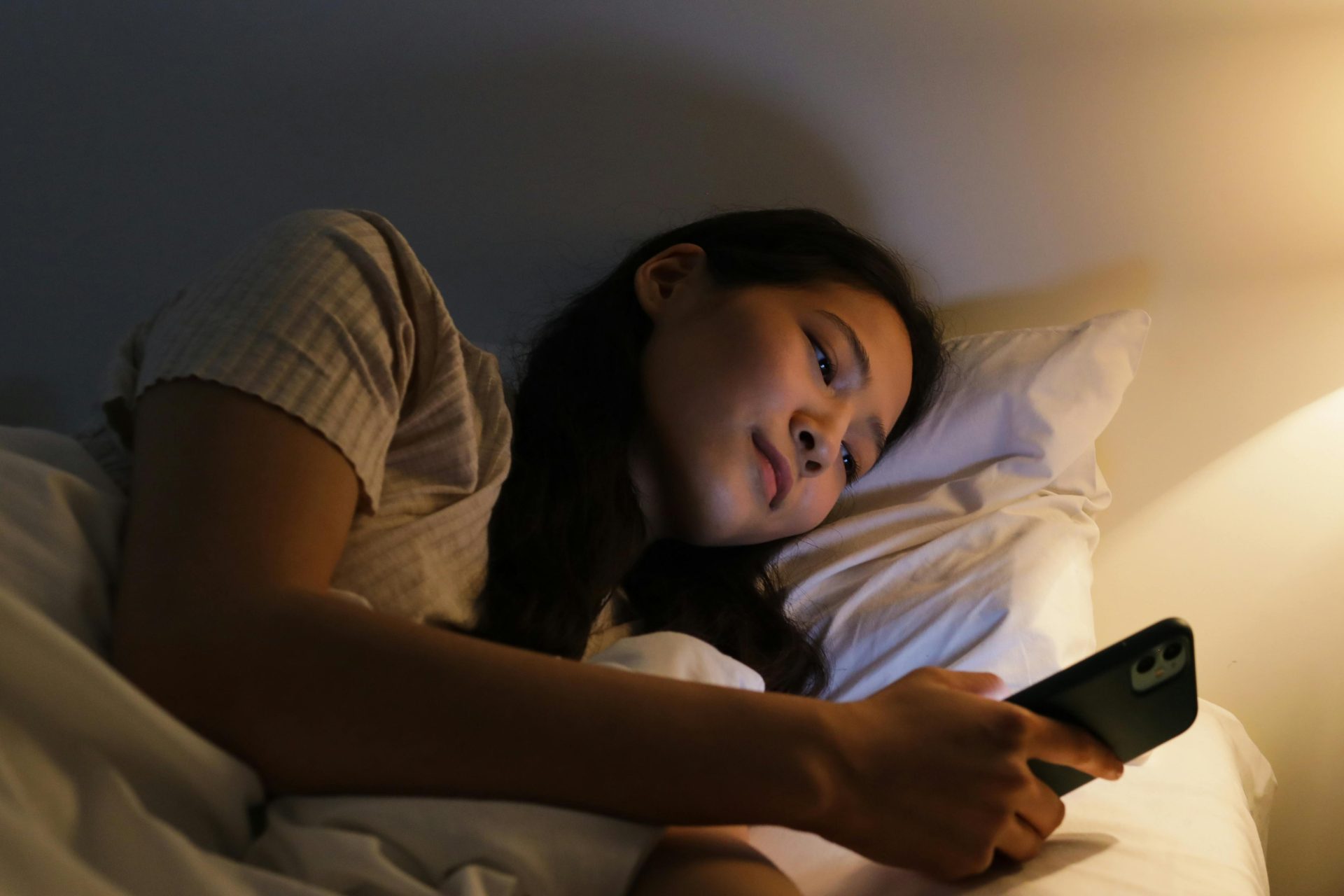6 hábitos noturnos de pessoas verdadeiramente felizes, segundo a psicologia