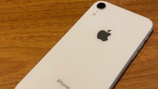 É por isso que você deve deixar o celular com a tela para baixo na mesa