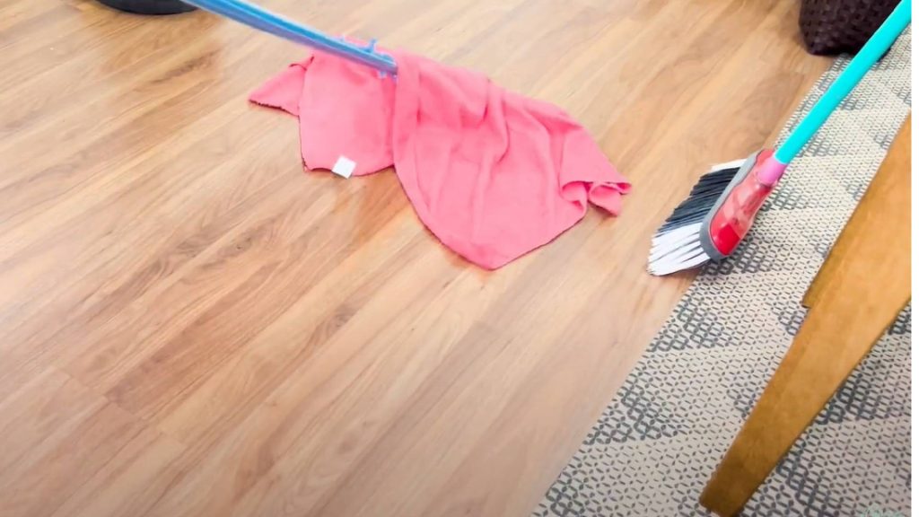 O melhor jeito de limpar o piso de madeira (fazendo assim evita manchas e marcas)