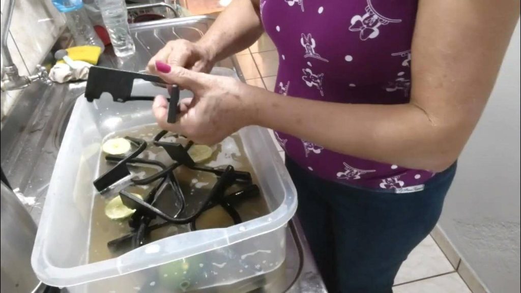 Truque simples para limpar a grade do fogão sem sofrimento