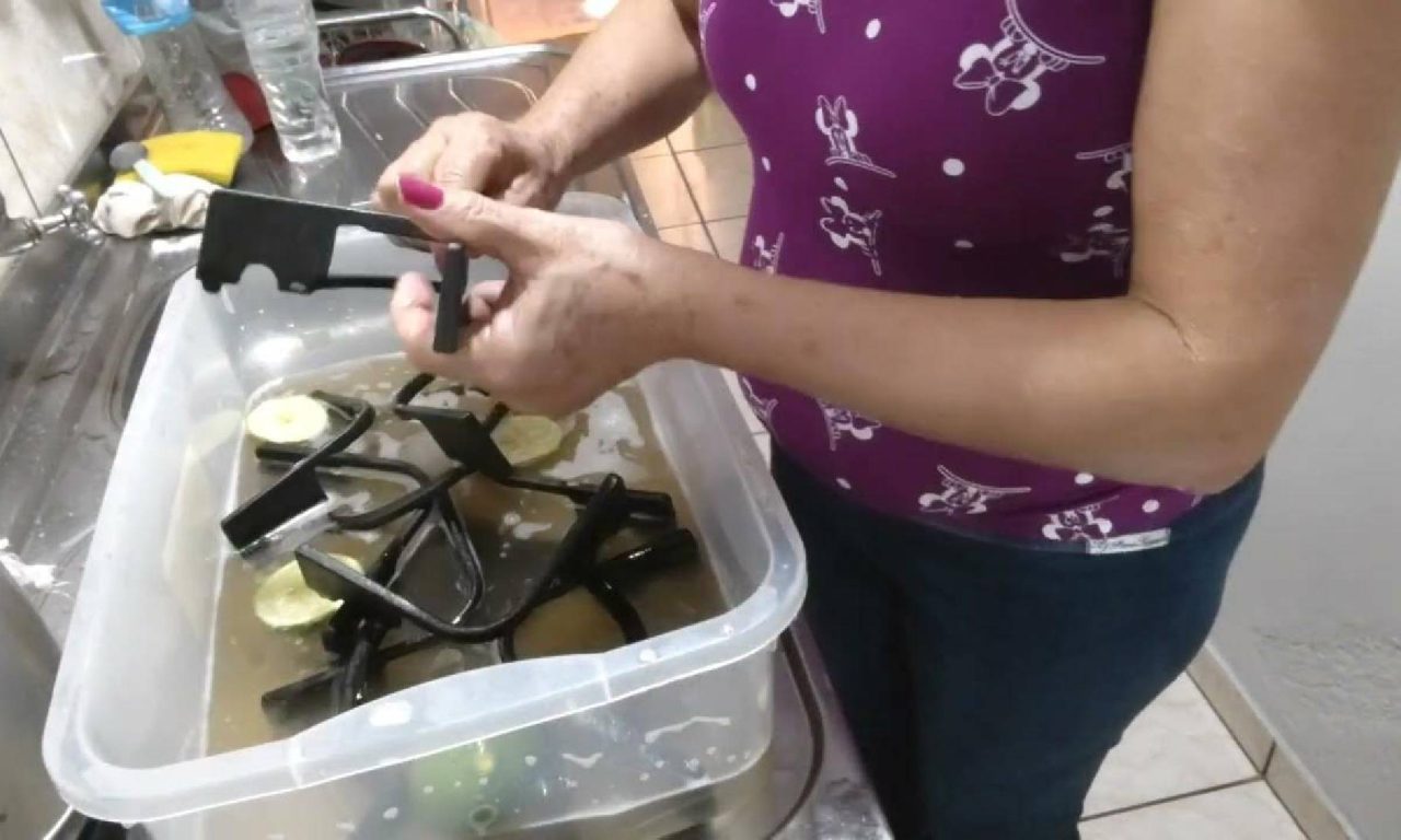 Truque simples para limpar a grade do fogão sem sofrimento
