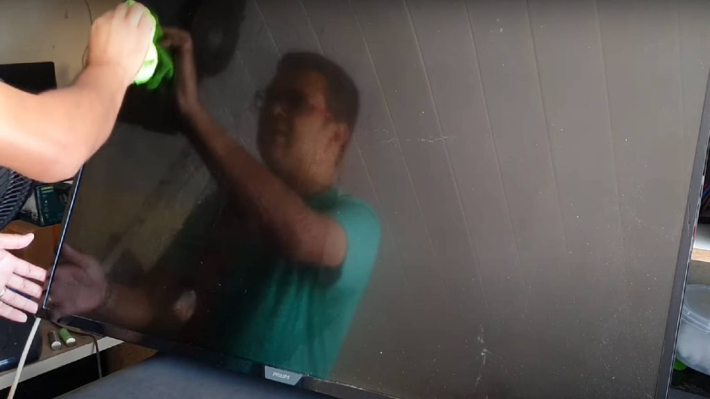 Passo a passo para limpar a tela da TV sem danificar