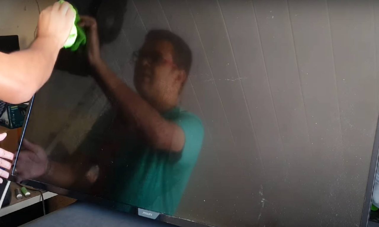 Passo a passo para limpar a tela da TV sem danificar