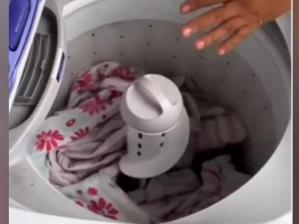 Truque de vó para deixar as roupas escuras sem pelos e mais limpas na hora de lavar na máquina
