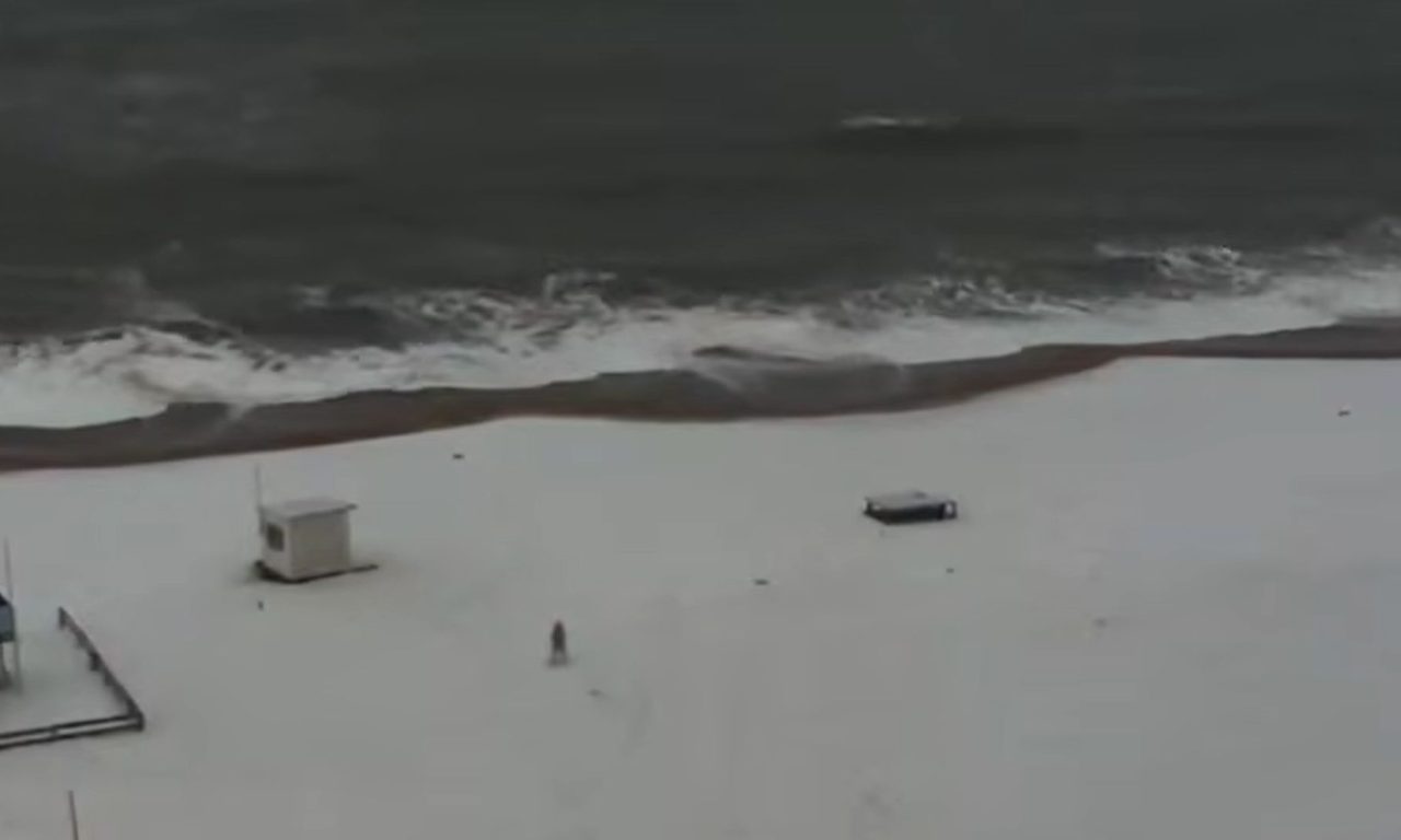 Praia de Miramar ficou coberta por neve.