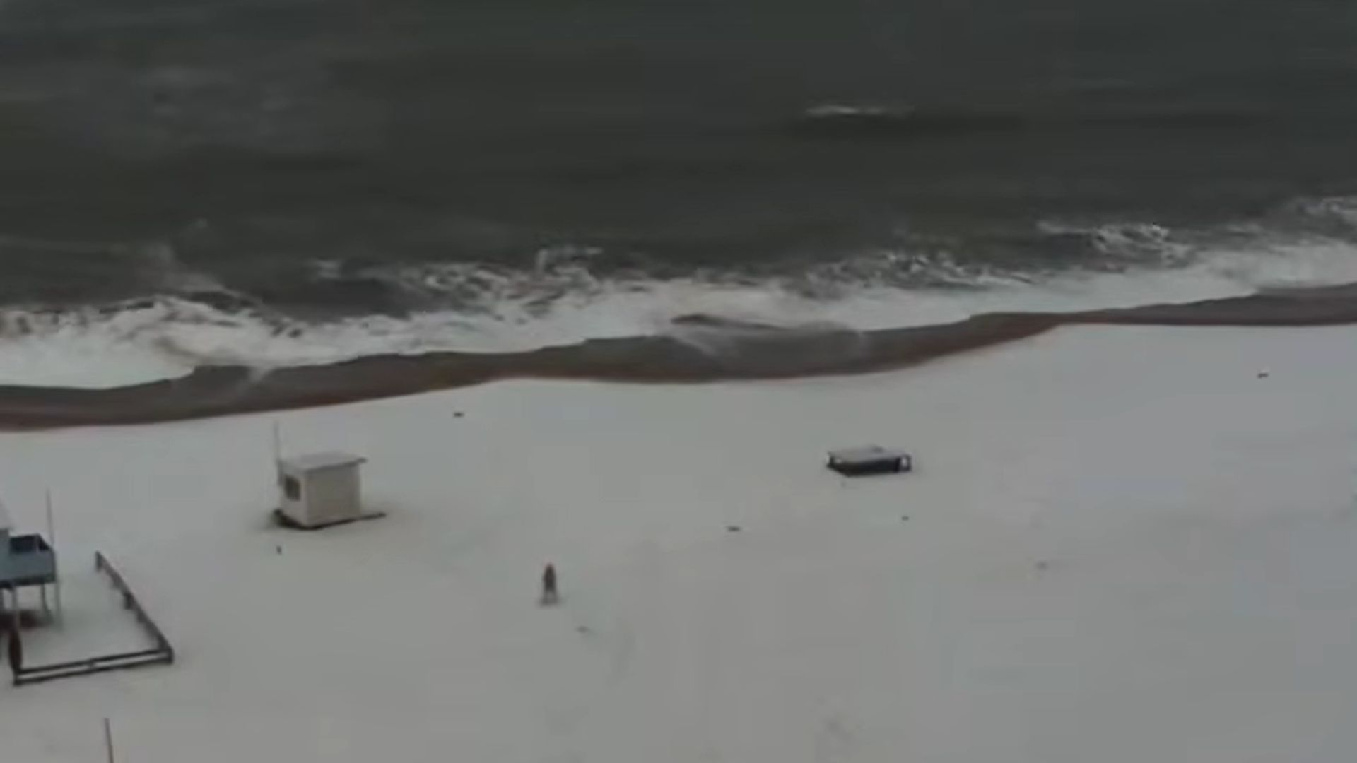 Praia de Miramar ficou coberta por neve.