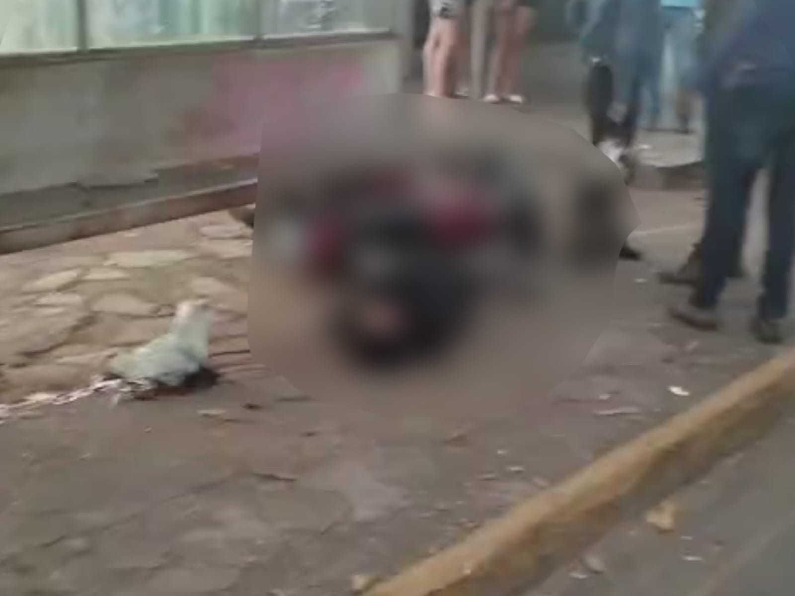Motociclista bate contra poste na Avenida Universitária e estado é gravíssimo