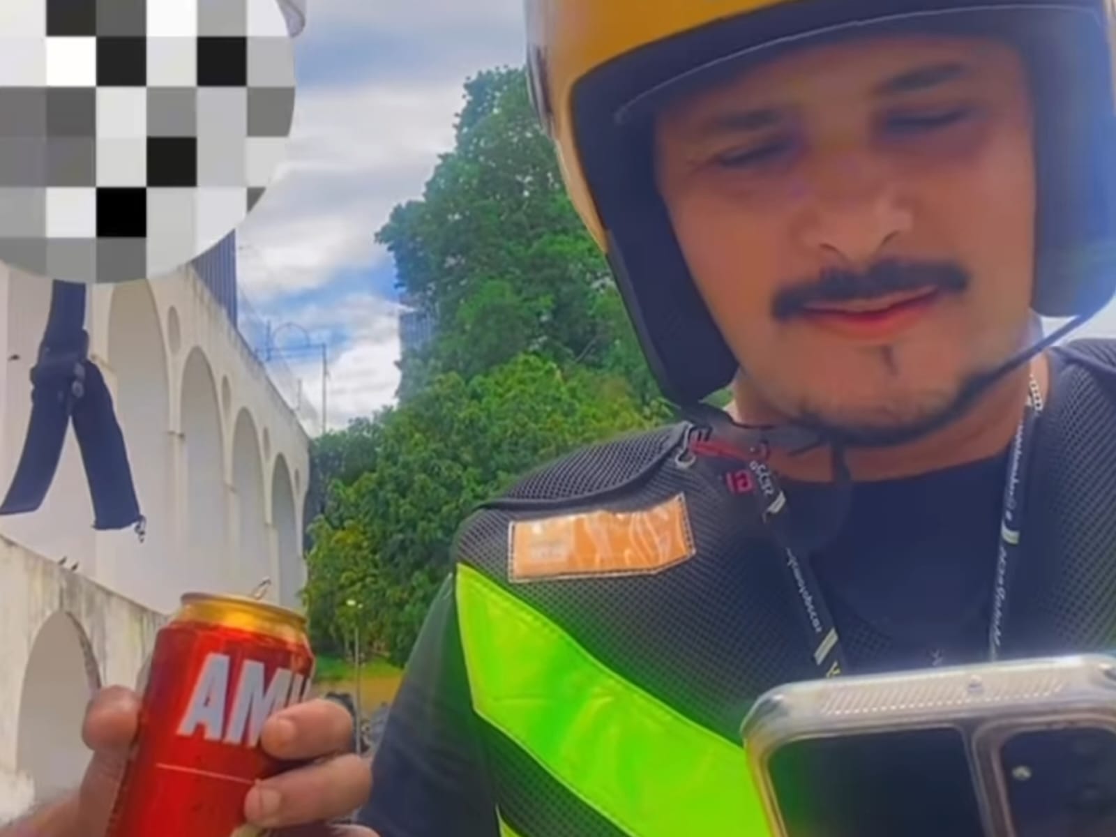 Motorista de app precisa tomar atitude após ver situação do passageiro