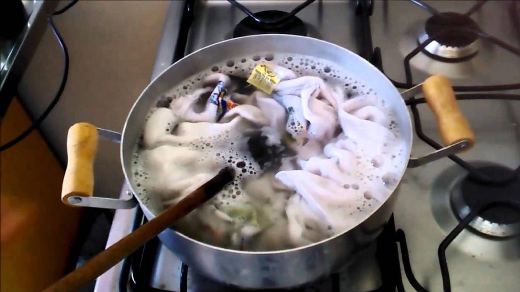 Não é esfregando, nem passando produtos fortes: o truque para deixar o pano de prato branquinho de novo