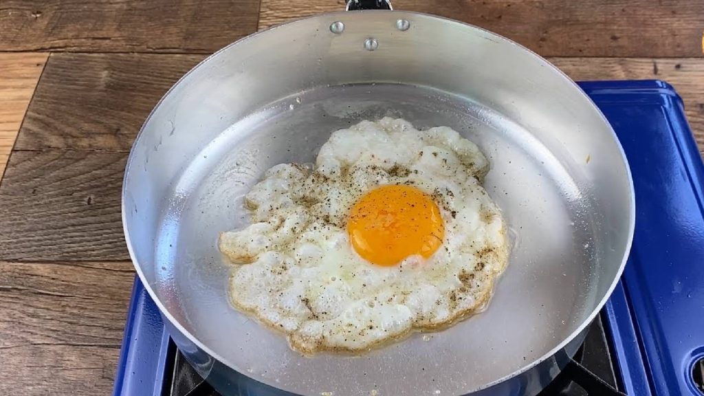 Erros que fazem o ovo frito grudar na frigideira (aprenda a deixá-los perfeitos)