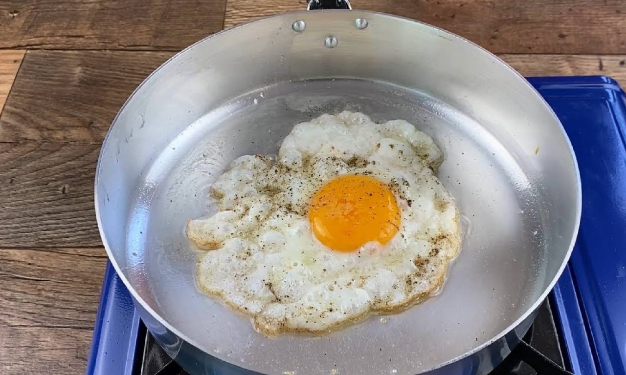 Erros que fazem o ovo frito grudar na frigideira (aprenda a deixá-los perfeitos)