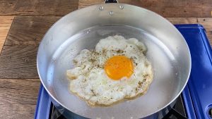 Erros que fazem o ovo frito grudar na frigideira (aprenda a deixá-los perfeitos)